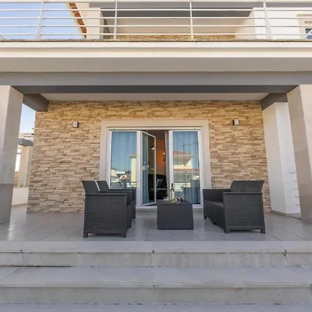 Nazarena Вилла *